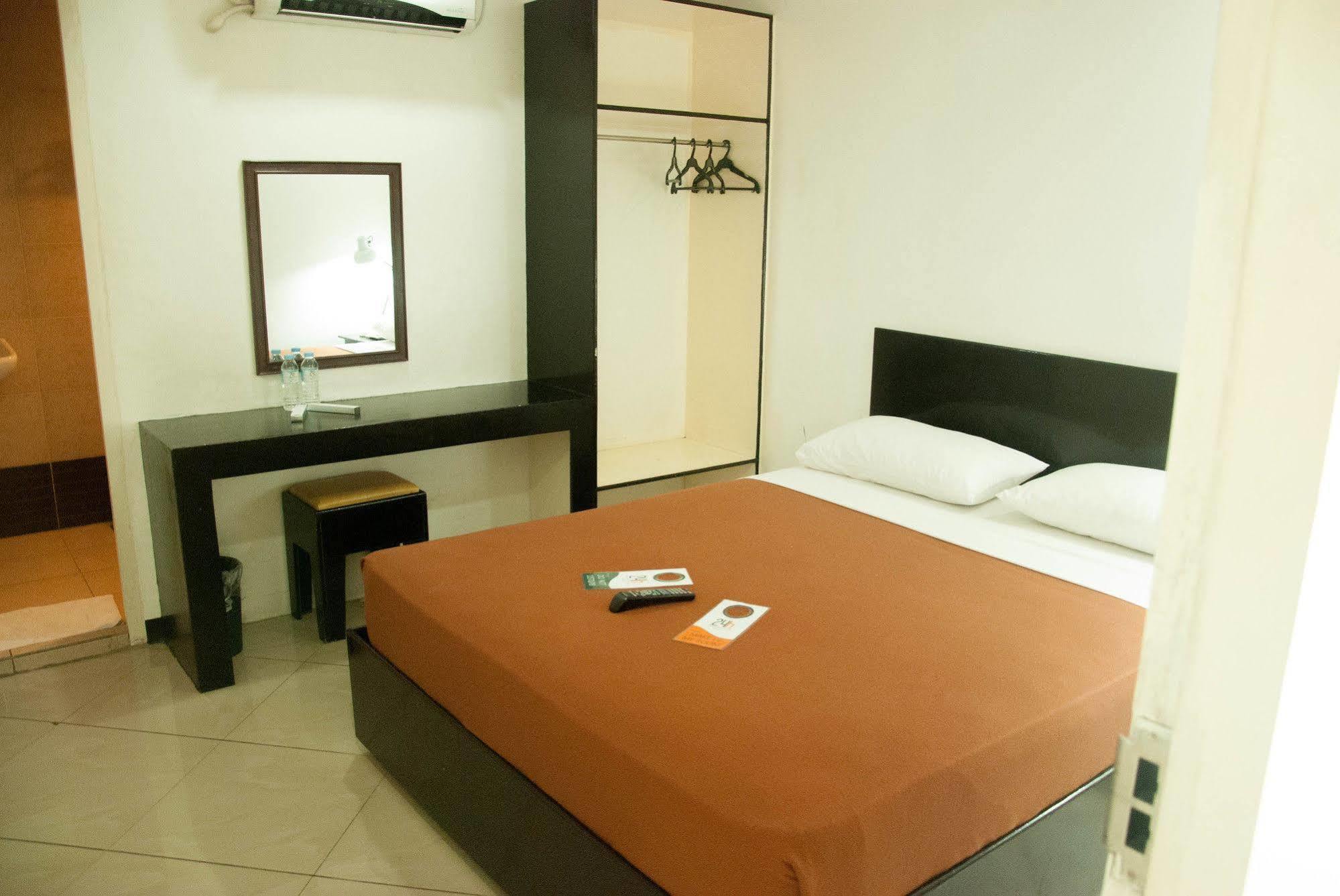 Zen Rooms Basic La Paz Макати Экстерьер фото
