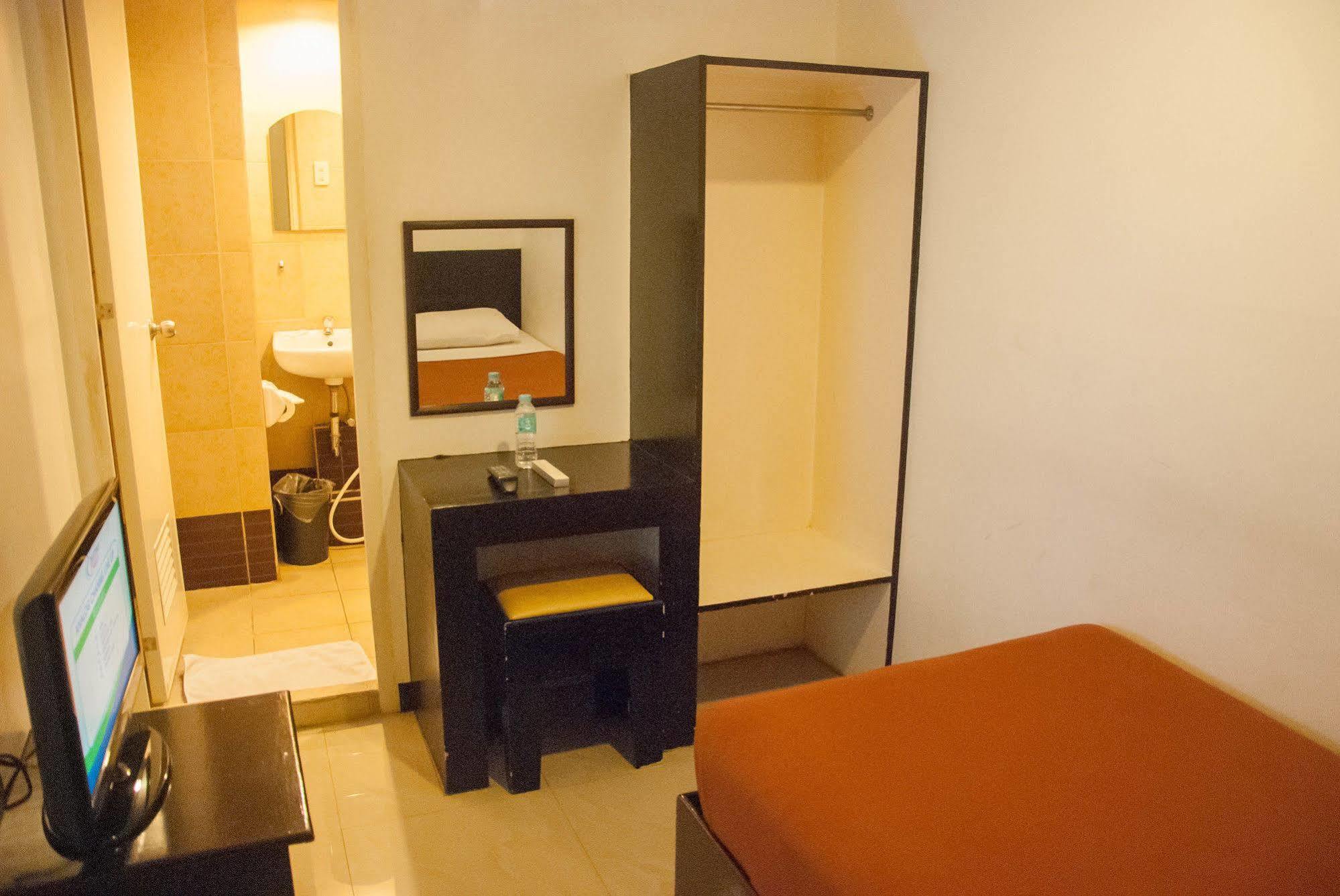 Zen Rooms Basic La Paz Макати Экстерьер фото